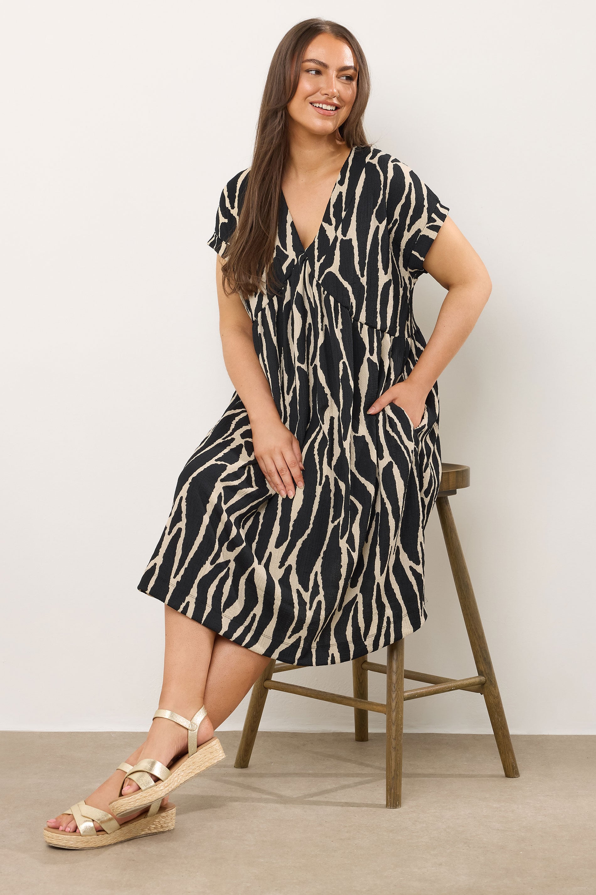EVANS Plus Size Black Abstract Print Jersey Crepe Dress | Evans 1