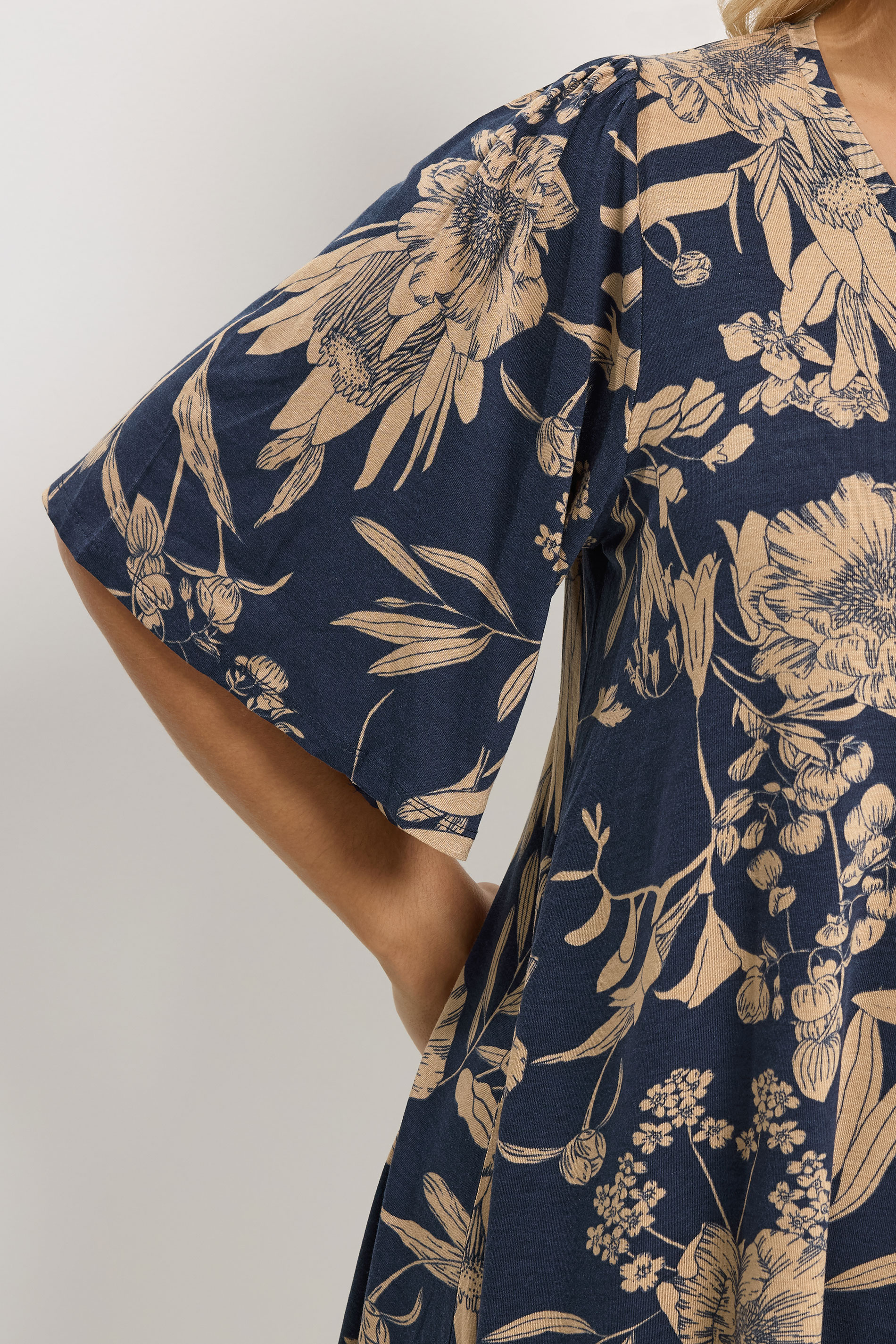 YOURS Plus Size Blue Floral Pleated Front Top | Yours Clothing 4
