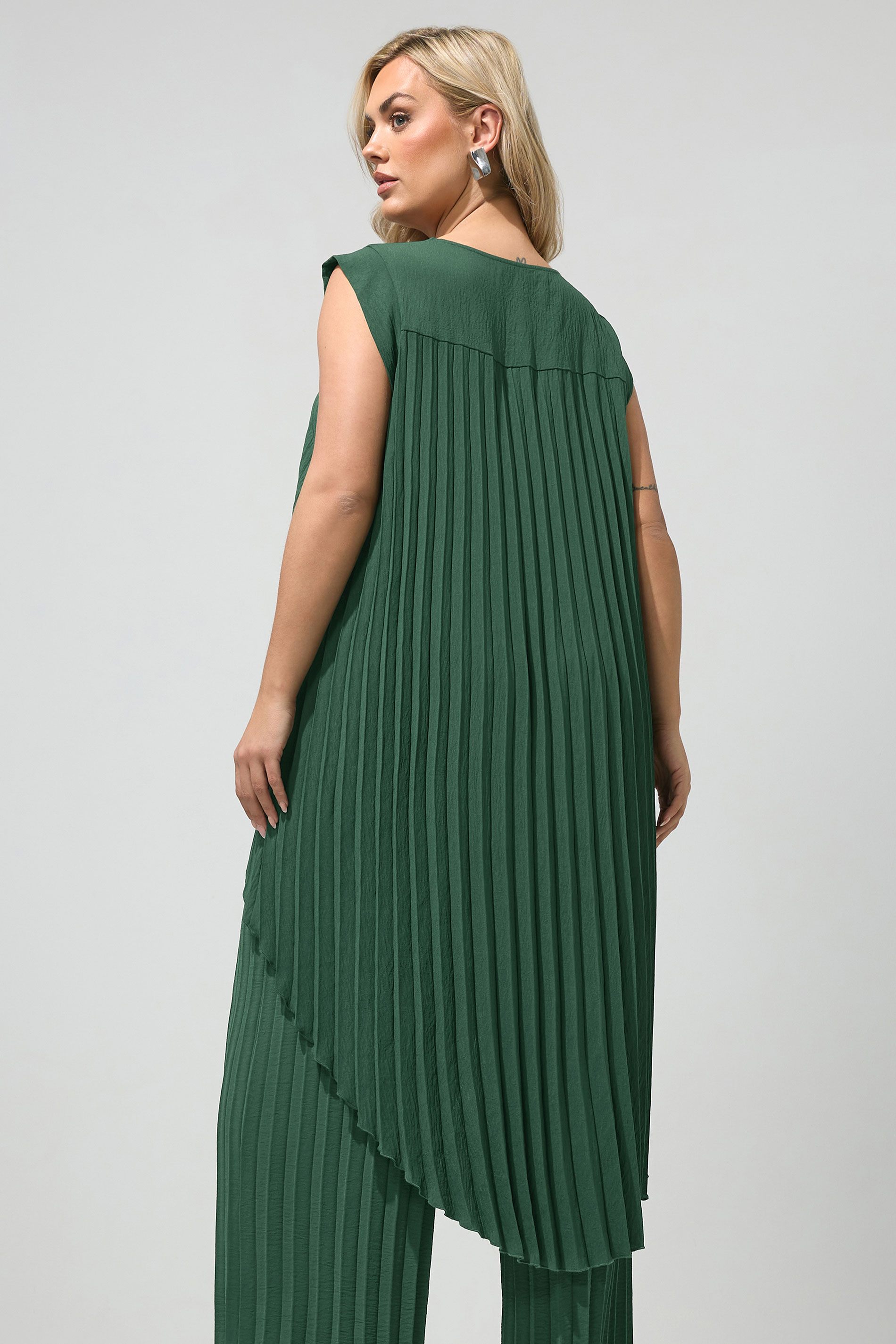 YOURS LONDON Plus Size Green Pleated Top | Yours Clothing 2