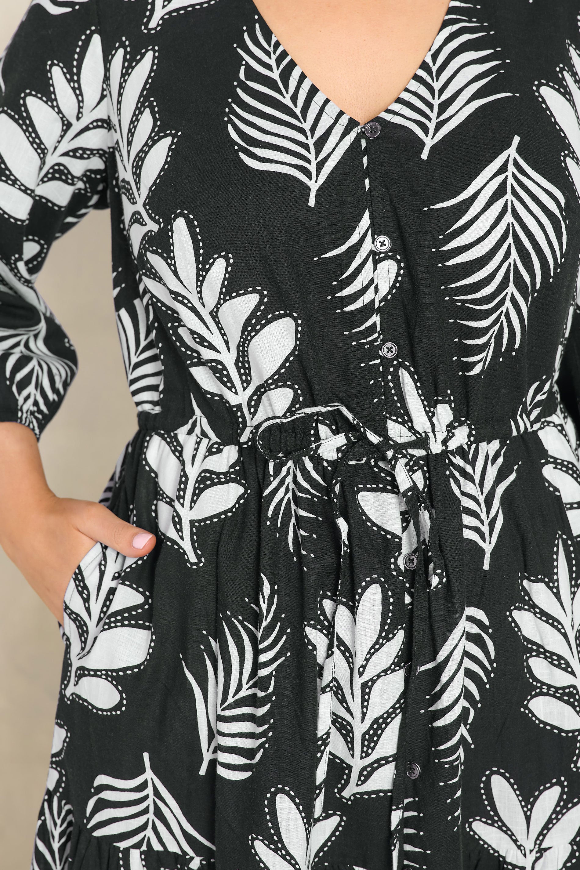 EVANS Plus Size Black Mono Print Maxi Dress | Evans 4