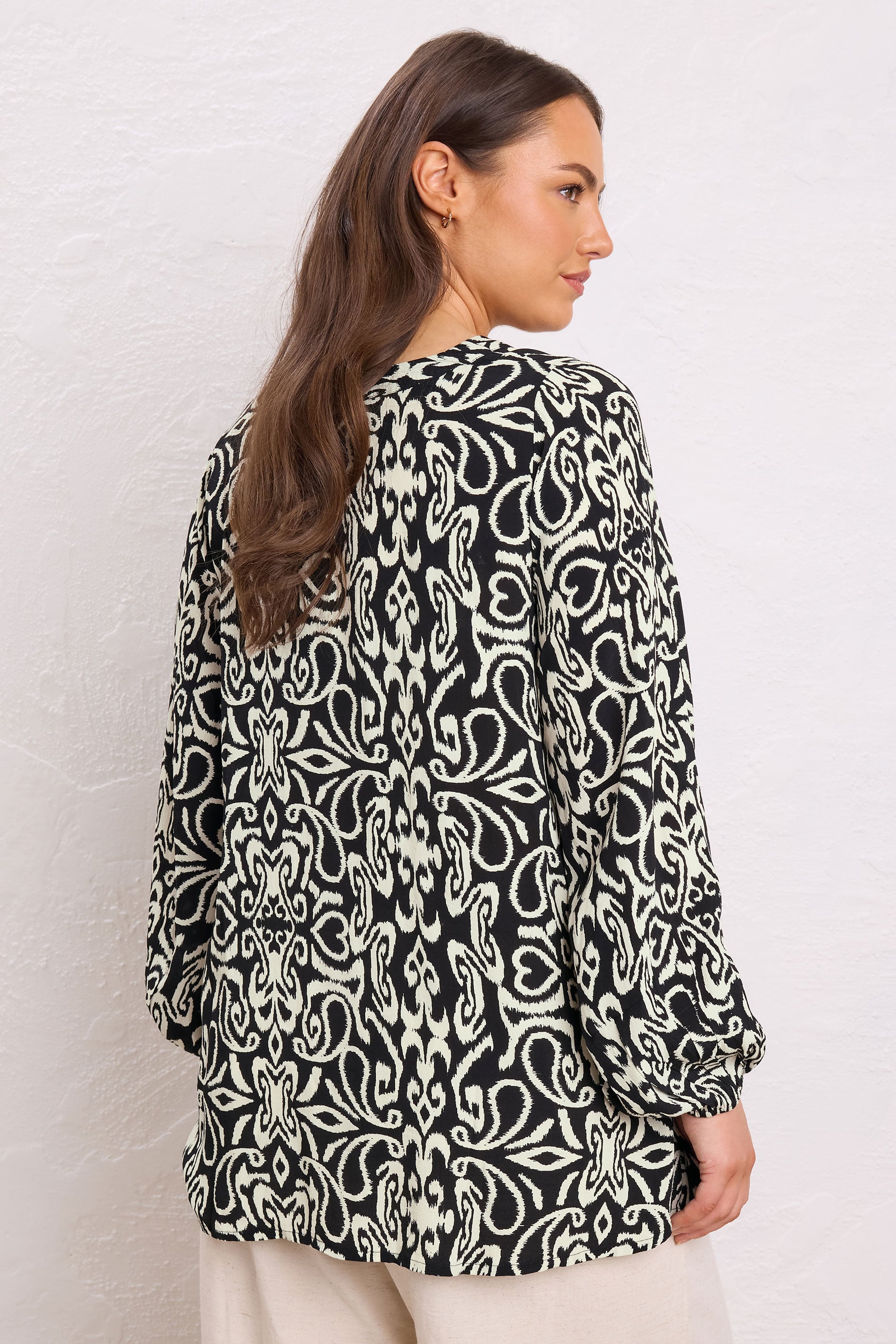 EVANS Plus Size Black & White Abstract Print Blouse | Evans  2