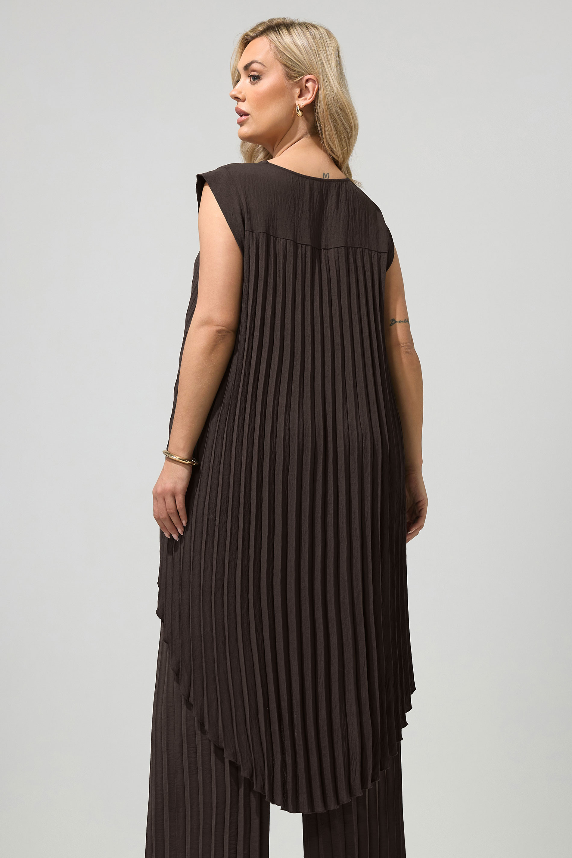 YOURS LONDON Plus Size Chocolate Brown Pleated Top | Yours Clothing 2