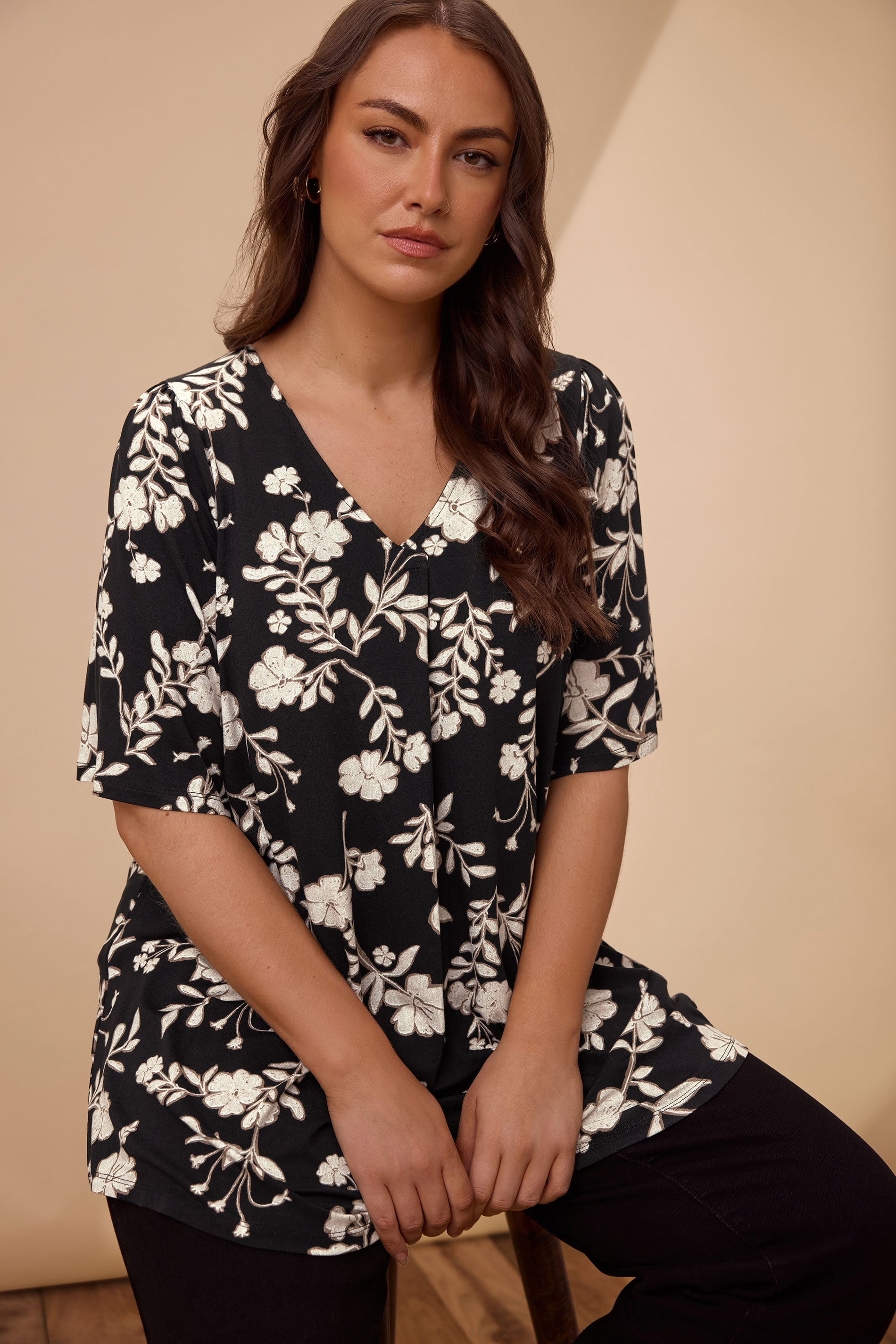 Evans Women's Black Plus Floral Pleat Swing Top Size 22-24
