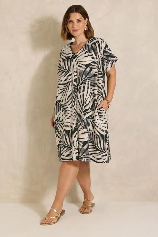 EVANS Plus Size Black Mono Palm Pleat Dress | Evans 1