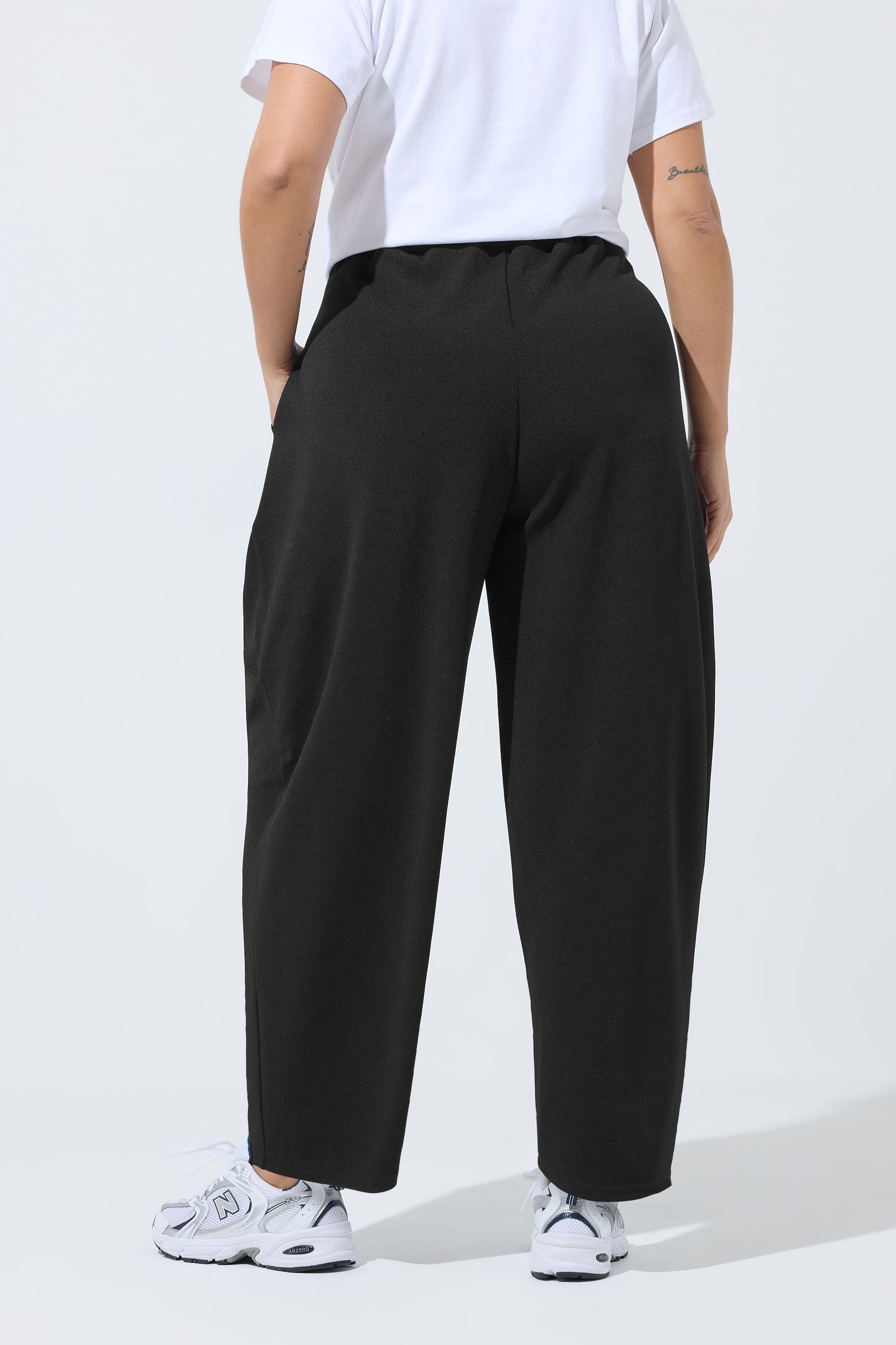 LIMITED COLLECTION Plus Size Black Pleated Barrel Leg Trousers | Yours Clothing 2
