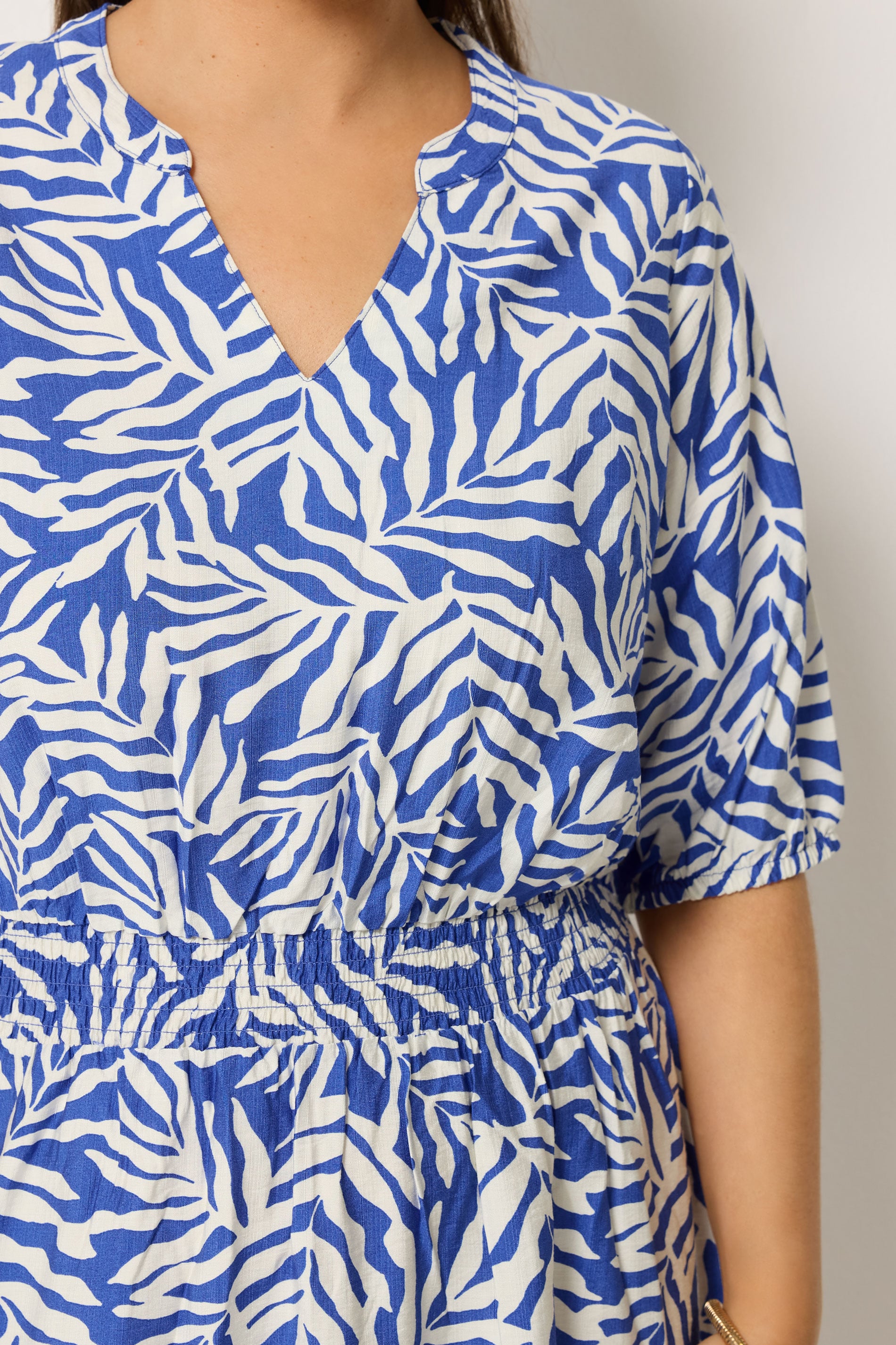 YOURS Plus Size Blue Leaf Print Notch Neck Dress | Yours Clothing 4