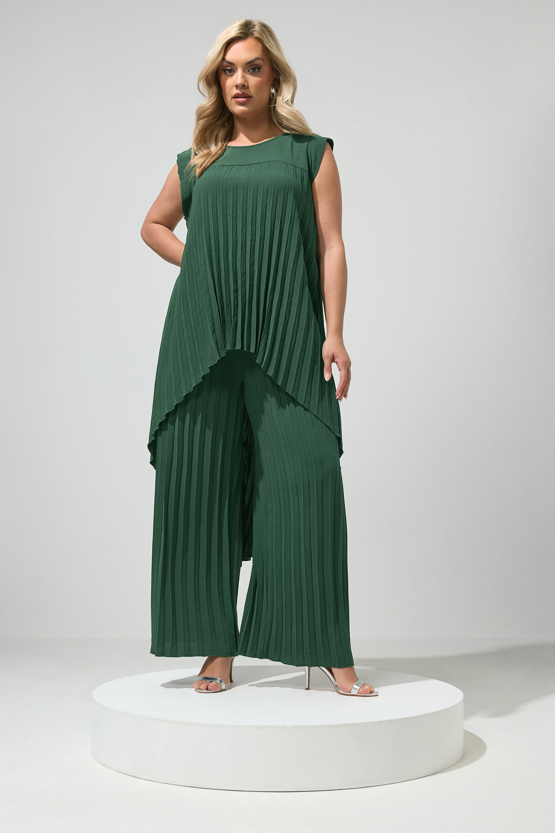 YOURS LONDON Plus Size Green Pleated Top | Yours Clothing 1