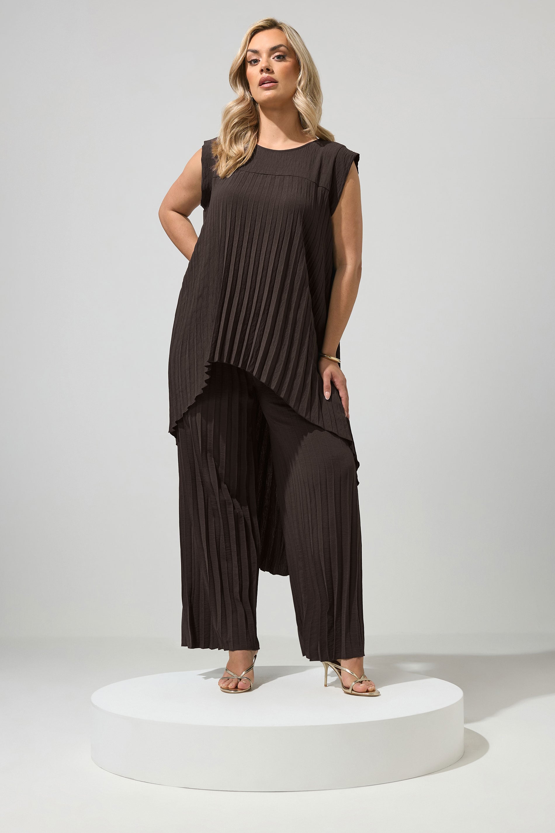 YOURS LONDON Plus Size Chocolate Brown Pleated Top | Yours Clothing 1