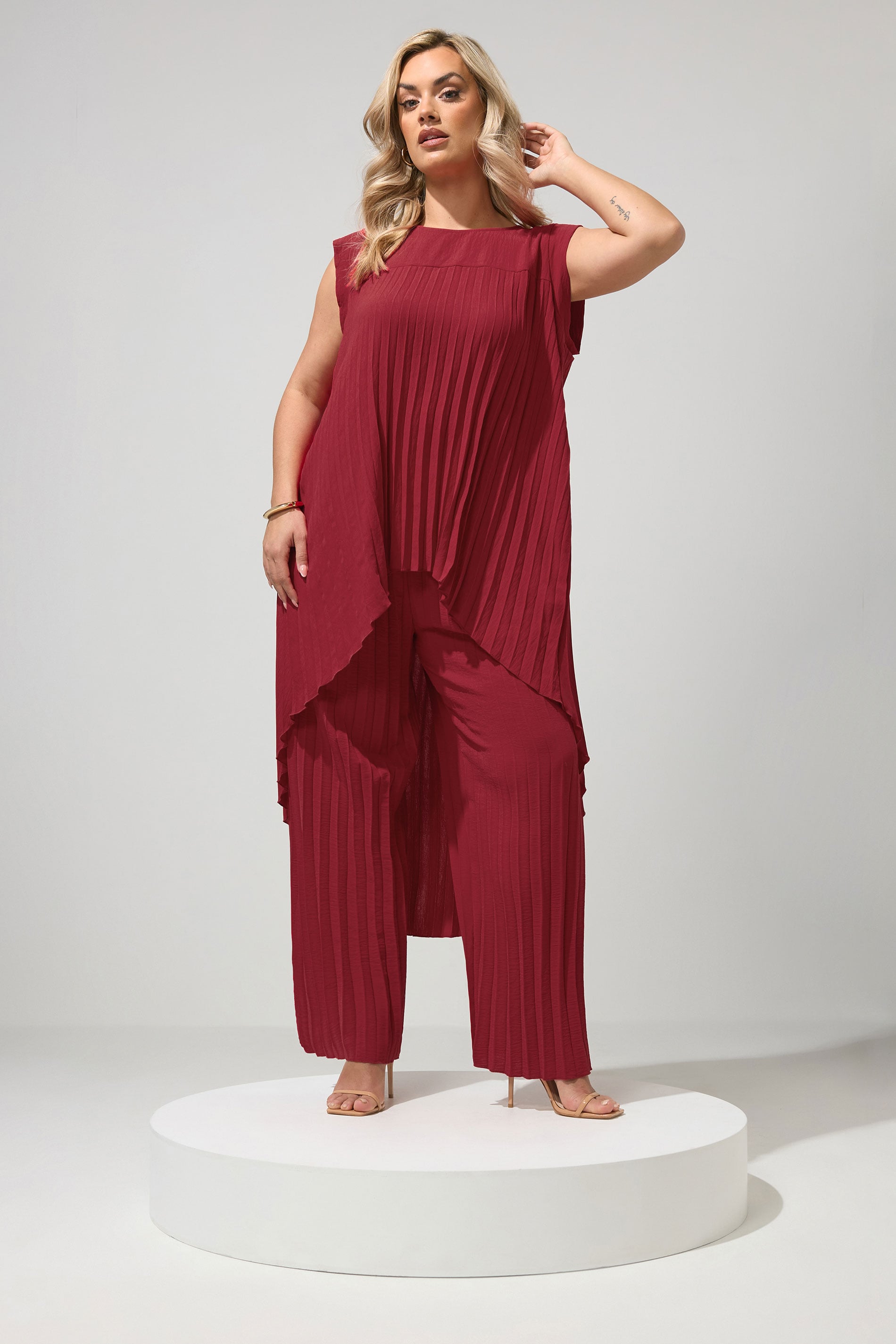 YOURS LONDON Plus Size Red Pleated Set | Yours Clothing 3