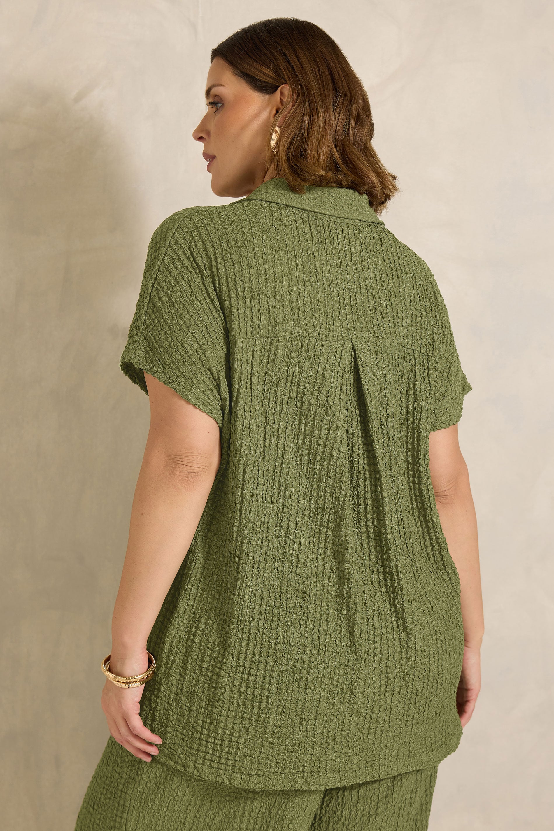 EVANS Plus Size Khaki Green Crinkle Short Sleeve Top | Evans 2