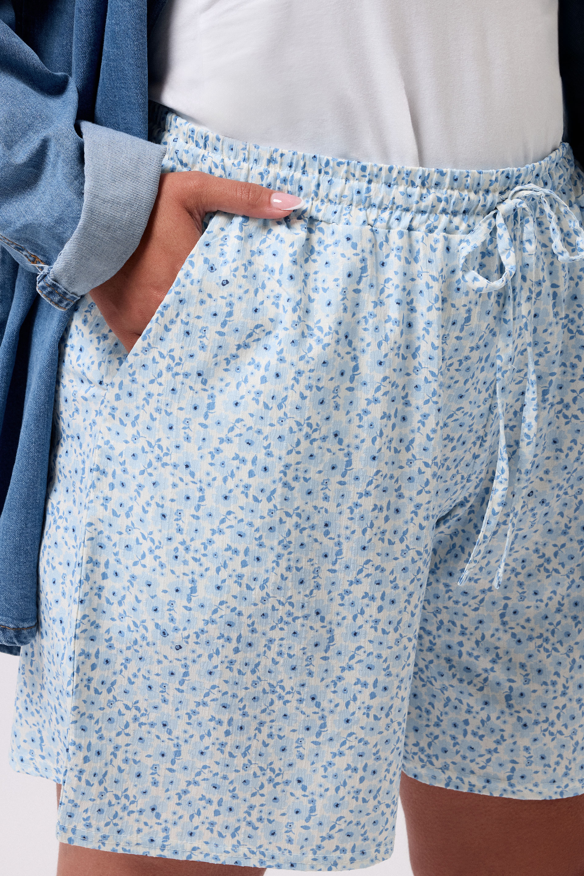 YOURS Plus Size Blue Ditsy Floral Textured Shorts | Yours Clothing 4